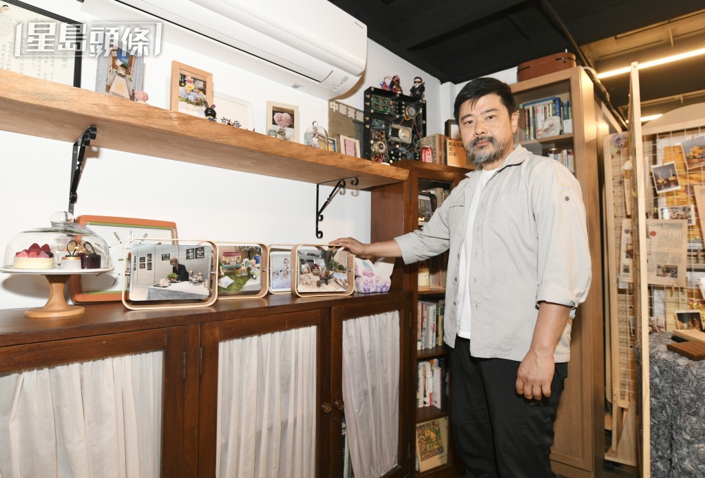 「毋忘愛」主席范寧指，機構透過收集逝者的相片、日用品等，於喪禮上重現其一生，從而讓出席者感受與逝者的連繫。何君健攝