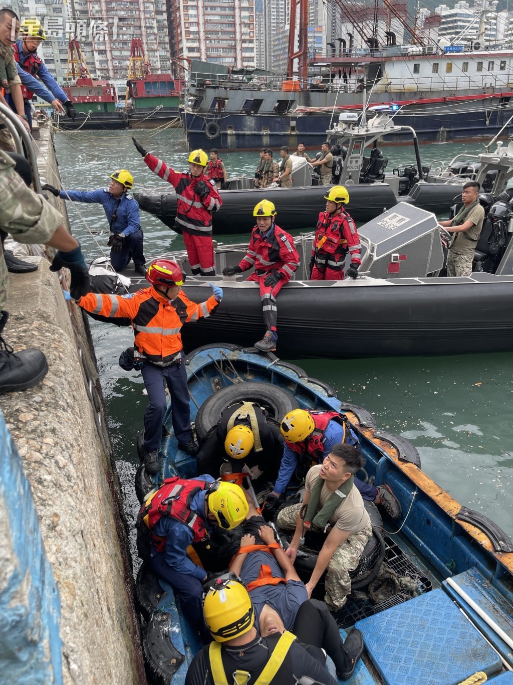 多名救援人員將3人救回岸邊，再由救護車轉送醫院搶救。