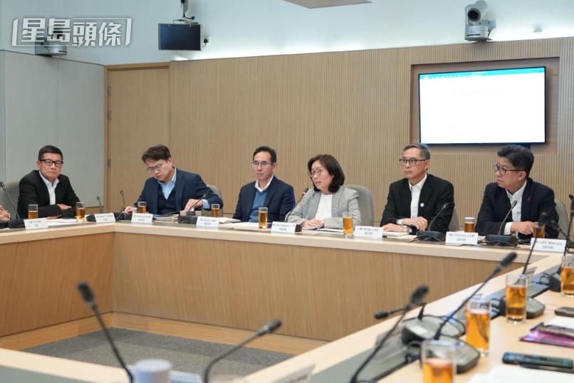 發展局與包括建造業議會、承建商商會、分包商商會、行業承造商會及工會代表會面。發展局fb