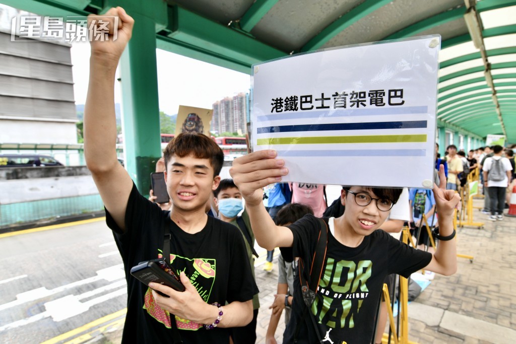 今早有大批巴士迷在兆康站等候首航。盧江球攝