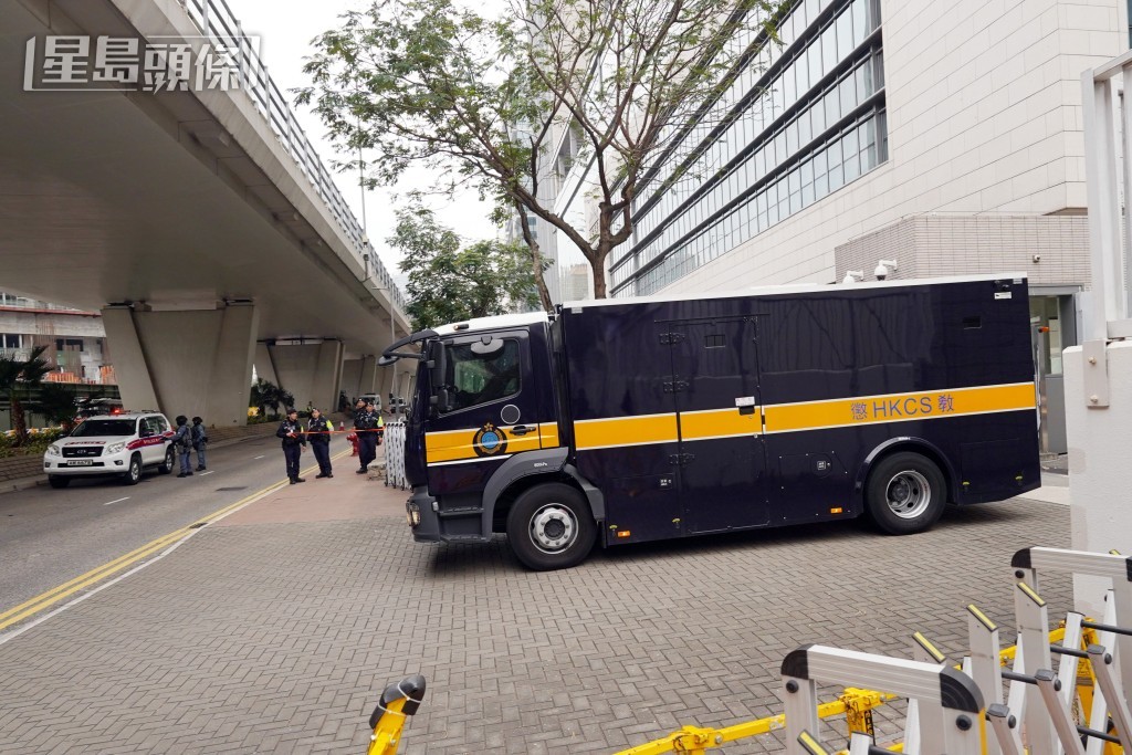 囚車離開法院。葉偉豪攝