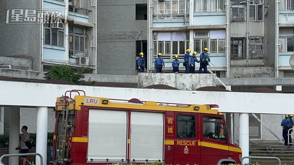 消防員在平台移走女死者遺體。 消防員在平台移走女死者遺體。