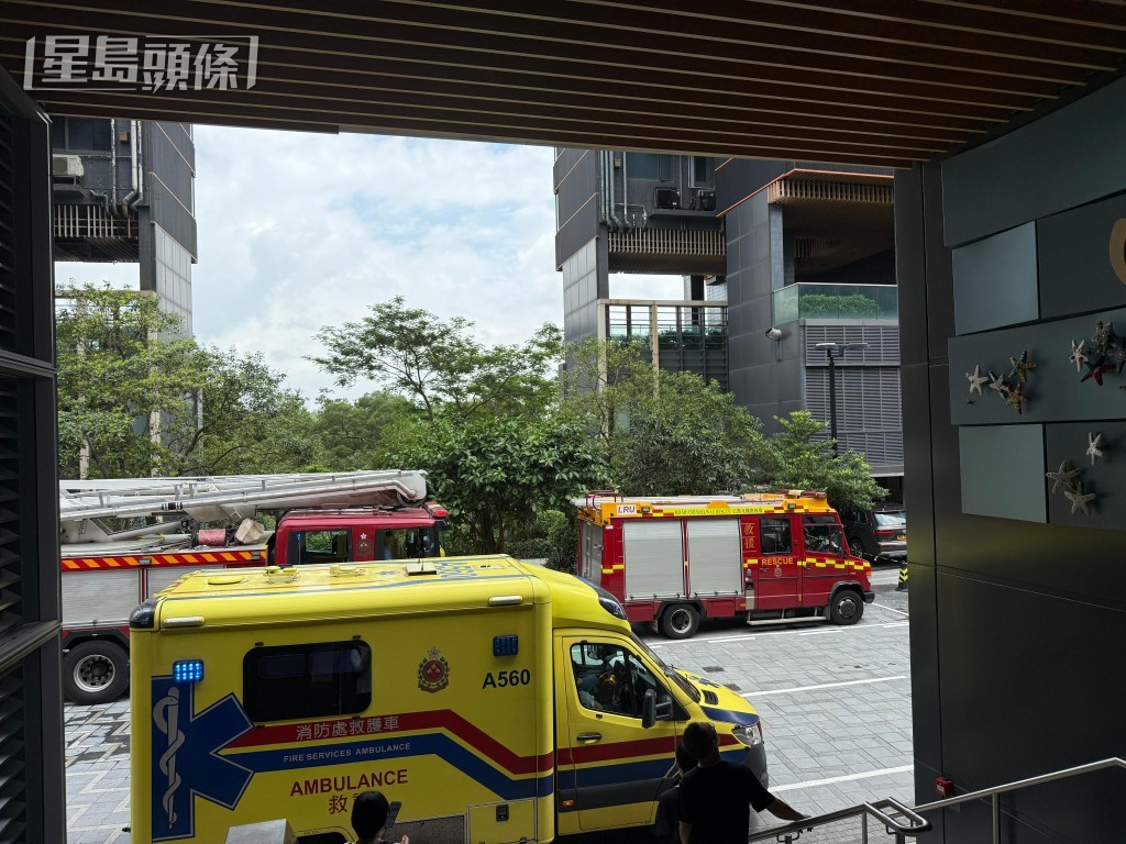 救護車在場戒備。 救護車在場戒備。