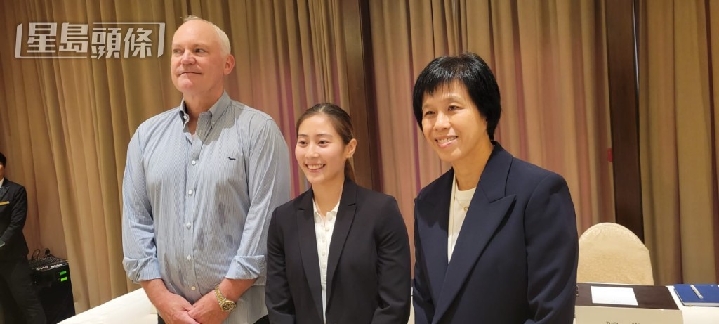  被譽為新一代香港馬壇寵兒女見習生黃寶妮 (中)，今早在導師賀賢 (左) 及賽馬人才培訓中心主管陳念慈 (右) 的陪同下會見傳媒。