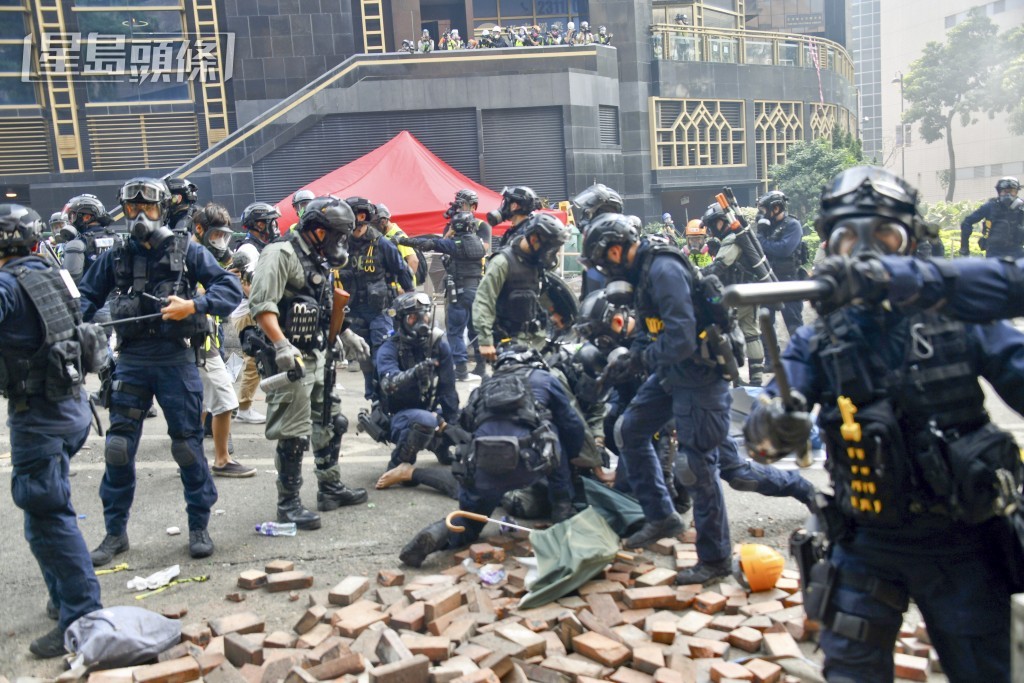示威者當日從理大突圍逃走失敗,遭警方制服,事後控以暴動罪。資料圖片 示威者當日從理大突圍逃走失敗,遭警方制服,事後控以暴動罪。資料圖片