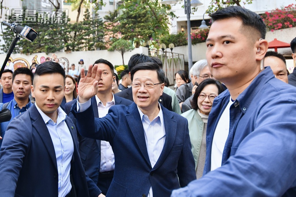 行政長官李家超（中）。