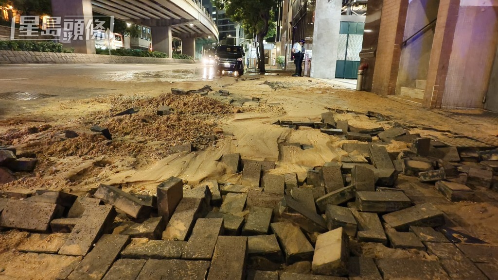 大量黃泥水沖散路磚,夾雜沙石湧出路面。徐裕民攝 大量黃泥水沖散路磚,夾雜沙石湧出路面。徐裕民攝