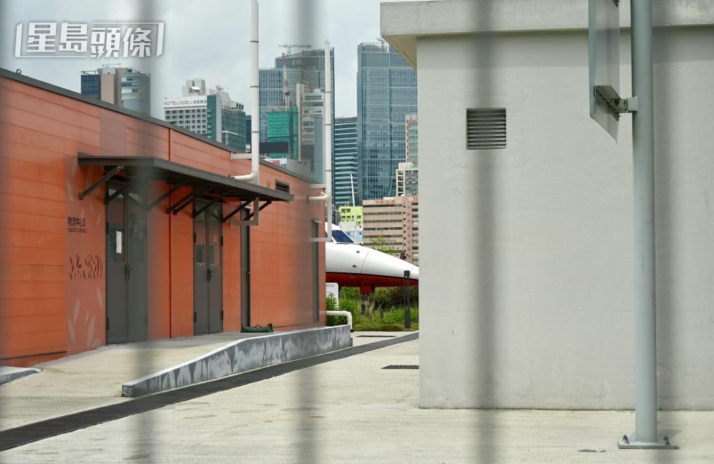 長期於啟德草坪展覽的政府飛行服務隊退役定翼飛機「捷流41」,與方艙同遭重門深鎖。 蘇正謙攝 長期於啟德草坪展覽的政府飛行服務隊退役定翼飛機「捷流41」,與方艙同遭重門深鎖。 蘇正謙攝