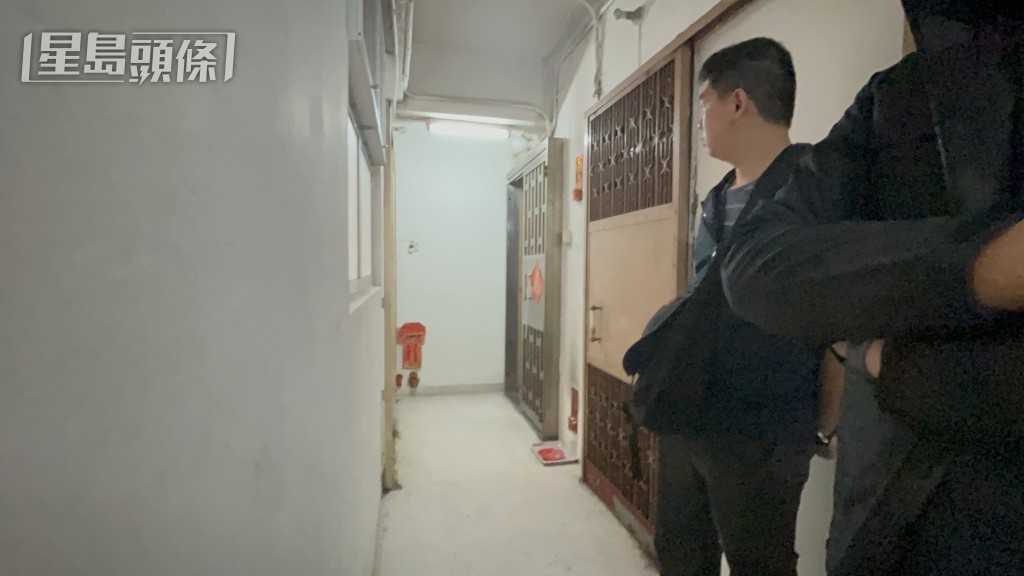 老翁被斬傷手,警員到場調查。林思明攝 老翁被斬傷手,警員到場調查。林思明攝