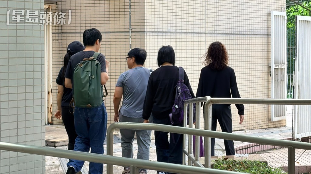 家屬認屍後離開。梁國峰攝 家屬認屍後離開。梁國峰攝