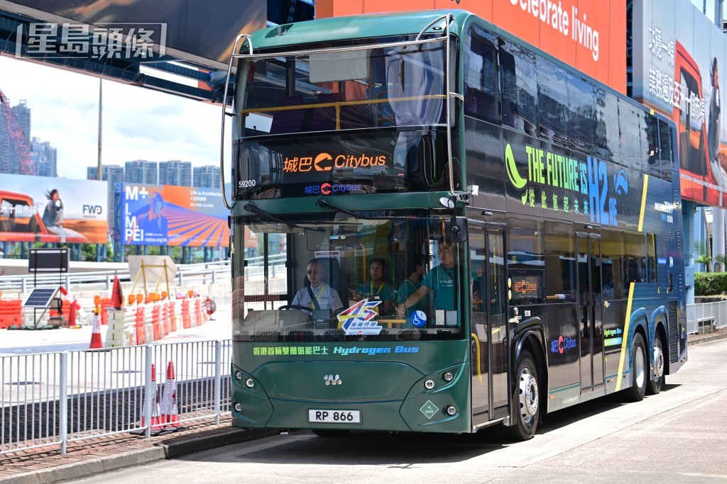 首次有氫能巴士行走港島及新界路線。陳極彰攝 首次有氫能巴士行走港島及新界路線。陳極彰攝