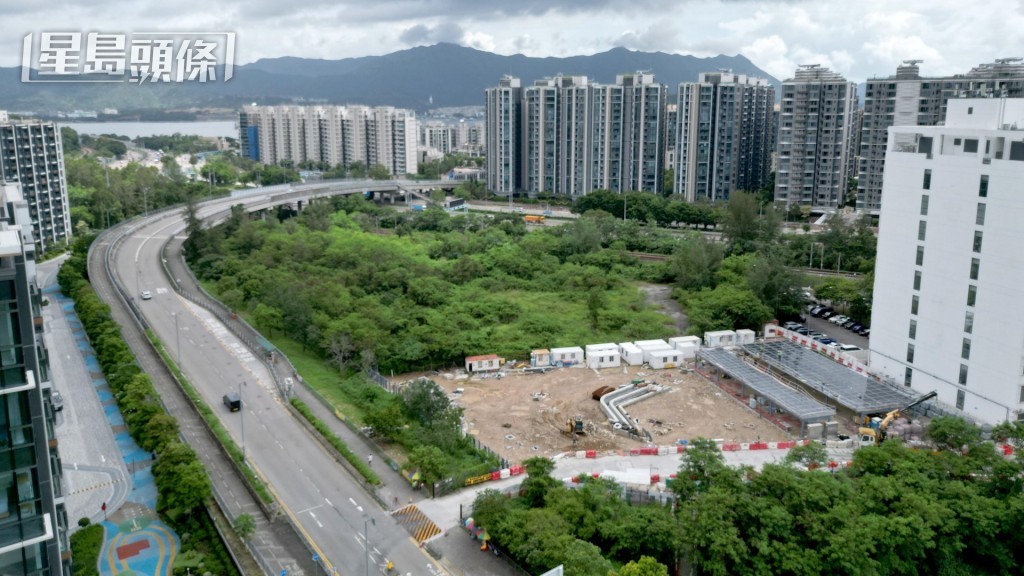 政府研究後決定放棄原本位於香港教育大學運動中心的選址,將車站南移至更靠近中文大學的位置。 政府研究後決定放棄原本位於香港教育大學運動中心的選址,將車站南移至更靠近中文大學的位置。