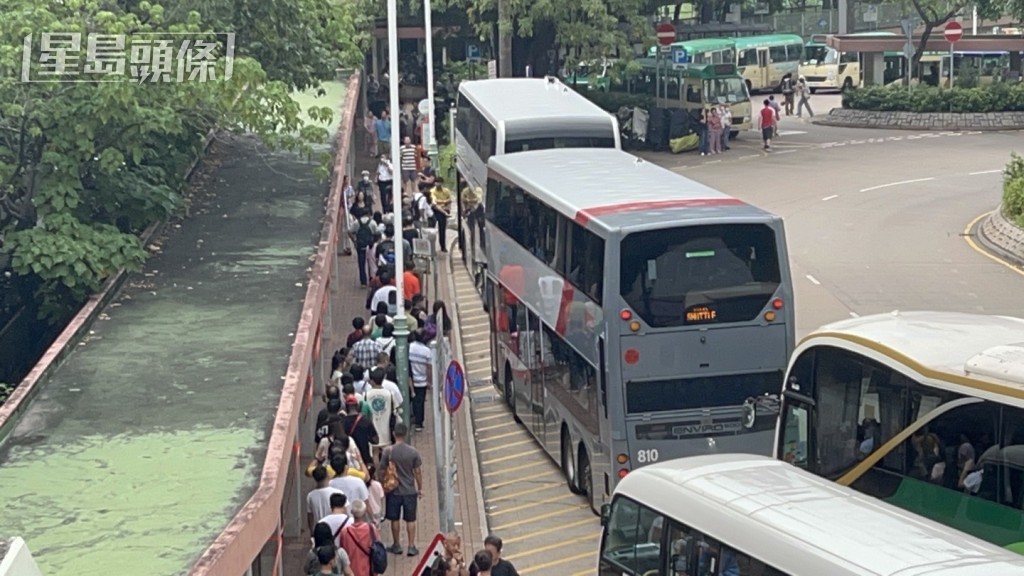 港鐵提供免費接駁巴士,來往大埔墟站及上水站。楊偉亨攝 港鐵提供免費接駁巴士,來往大埔墟站及上水站。楊偉亨攝