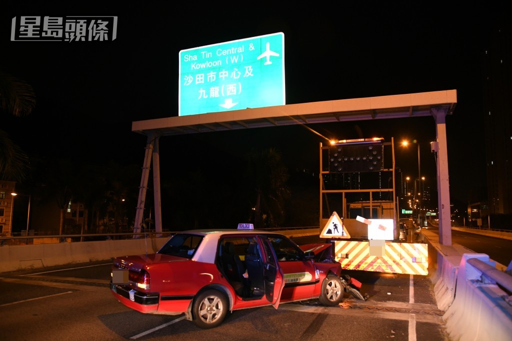 的士猛撼工程車車尾，車頭嚴重損毀。黎志偉攝