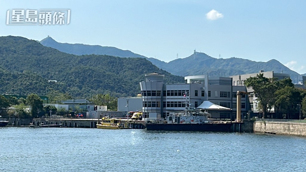 墮海男子被送往水警基地,再送院搶救。 墮海男子被送往水警基地,再送院搶救。