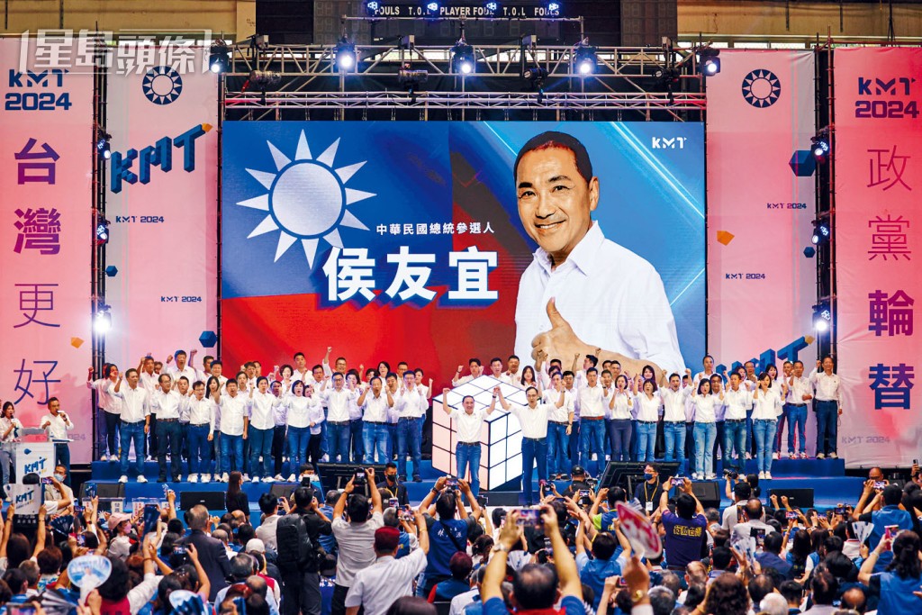 國民黨主席宣布侯友宜(前左)參選。 國民黨主席宣布侯友宜(前左)參選。