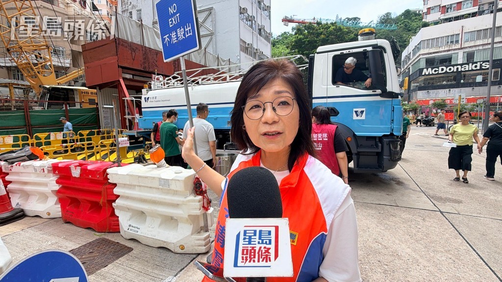 東區區議員李清霞講述區內停水情況。梁國峰攝 東區區議員李清霞講述區內停水情況。梁國峰攝