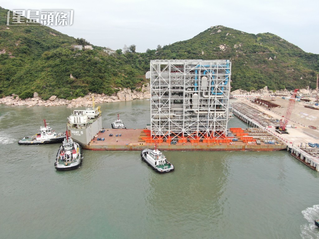 首個鍋爐燃燒組件差不多等於11架A380空中巴士的重量。（環境局提供）