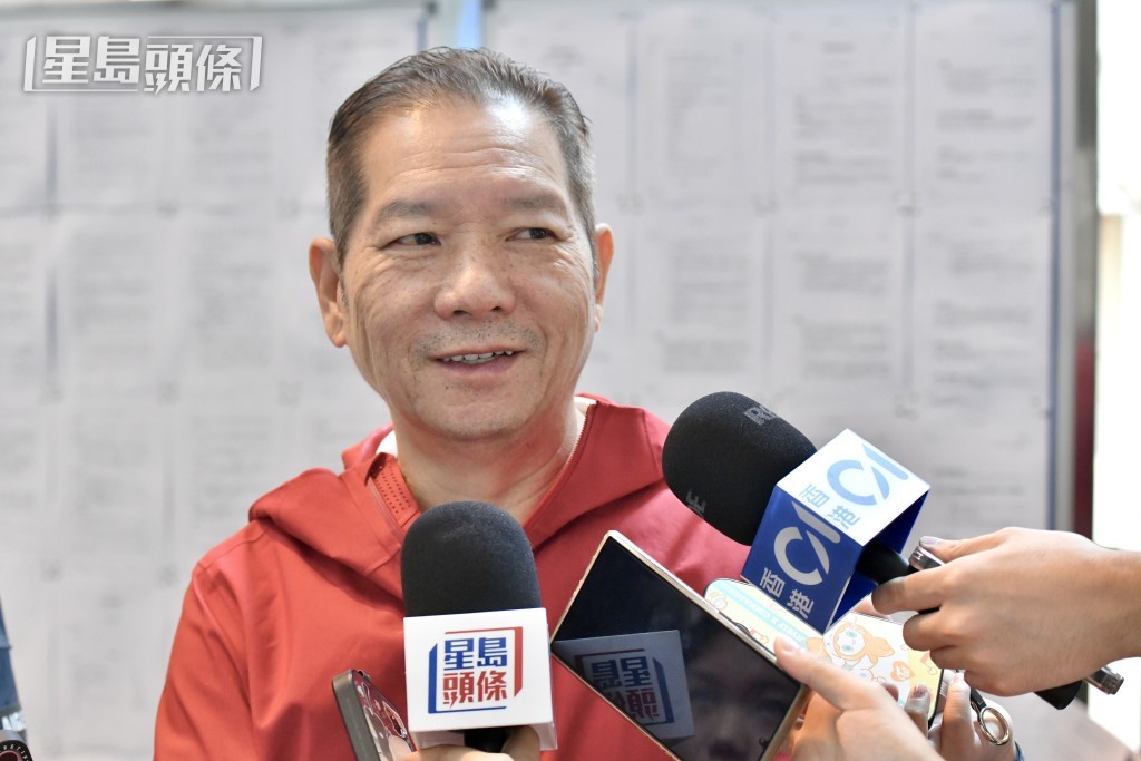 「蘭花大王」楊小龍今年競投的濕貨攤位較往年少,稱近年競投年宵「多了些新面孔」。「 「蘭花大王」楊小龍今年競投的濕貨攤位較往年少,稱近年競投年宵「多了些新面孔」。「