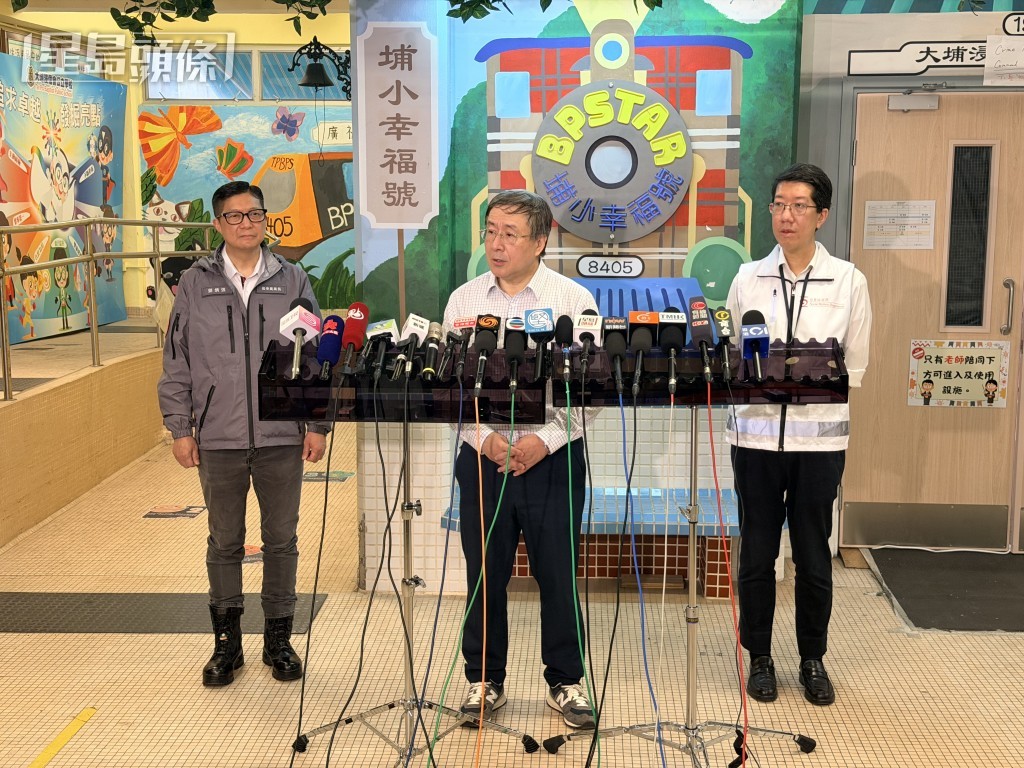 政務司副司長卓永興(中)、保安局局長鄧炳強(左)和社會福利署署長杜永恒,會見傳媒。梁國峰攝 政務司副司長卓永興(中)、保安局局長鄧炳強(左)和社會福利署署長杜永恒,會見傳媒。梁國峰攝