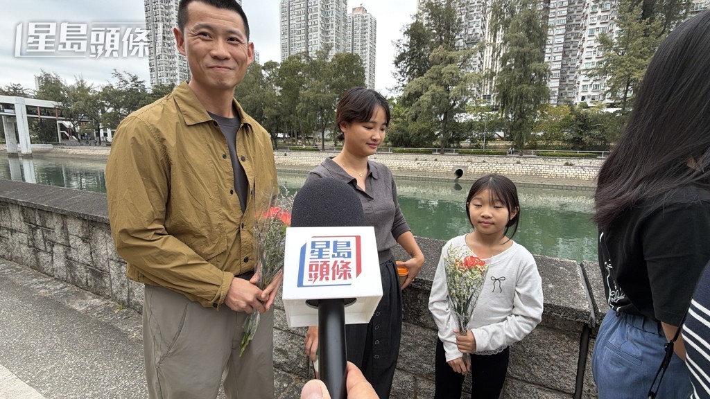 住在沙田的黃先生帶女兒到場獻花。 住在沙田的黃先生帶女兒到場獻花。