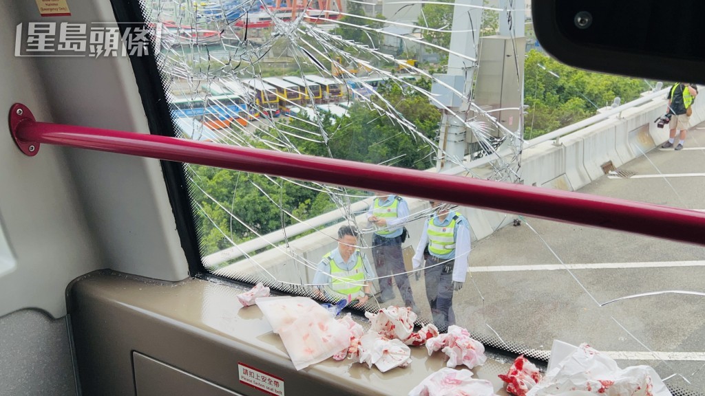 車廂內遺下大量染血紙巾。 車廂內遺下大量染血紙巾。