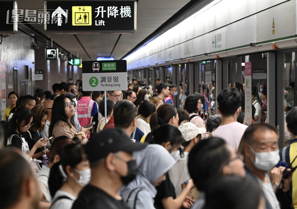 早上9點半後太子站月台人流逐漸增多。陳極彰攝 早上9點半後太子站月台人流逐漸增多。陳極彰攝
