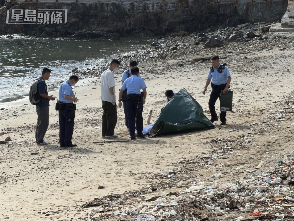 警員調查遺體。 警員調查遺體。