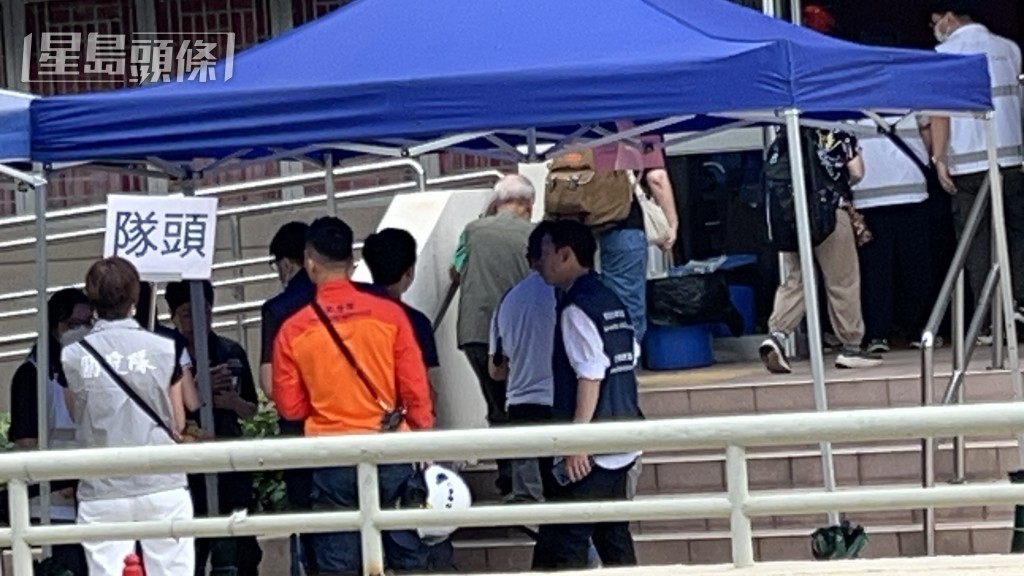 上樓居民先作登記。