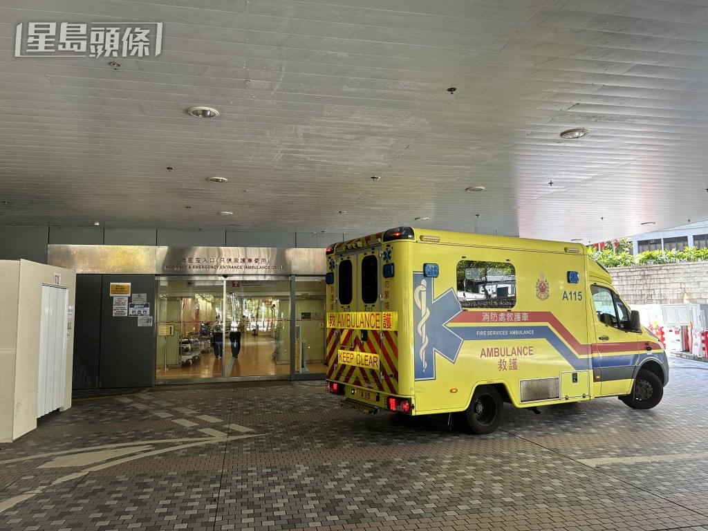 墮海男子由救護車送往沙田威爾斯親王醫院救治。 墮海男子由救護車送往沙田威爾斯親王醫院救治。