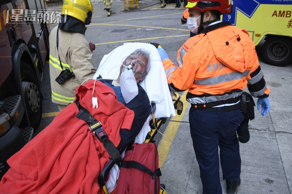 起火單位一名老翁獲救送院。楊偉亨攝