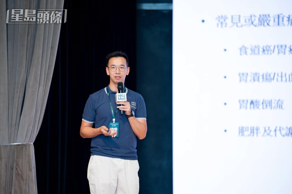 港大醫學院黃宇匡醫生為居民講解常見的上消化道問題。 港大醫學院黃宇匡醫生為居民講解常見的上消化道問題。