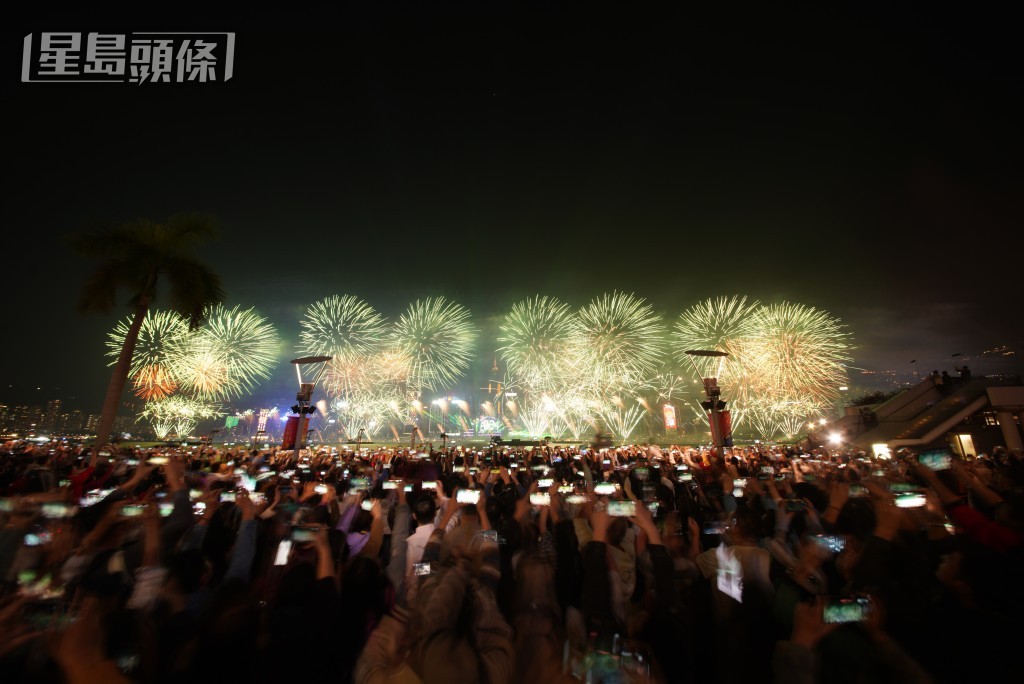 2024年除夕煙花。歐樂年攝 2024年除夕煙花。歐樂年攝
