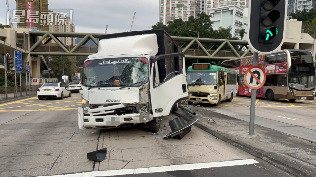 货车与专线小巴相撞。杨伟亨摄