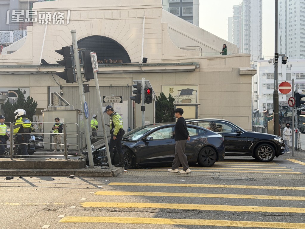 Tesla越過對面線撞毀燈柱及鐵欄。 Tesla越過對面線撞毀燈柱及鐵欄。