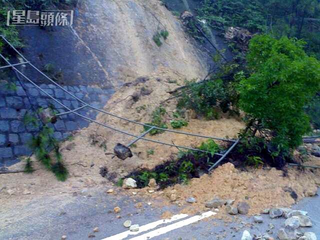 黑雨期間大澳羗山塌山泥。資料圖片 黑雨期間大澳羗山塌山泥。資料圖片