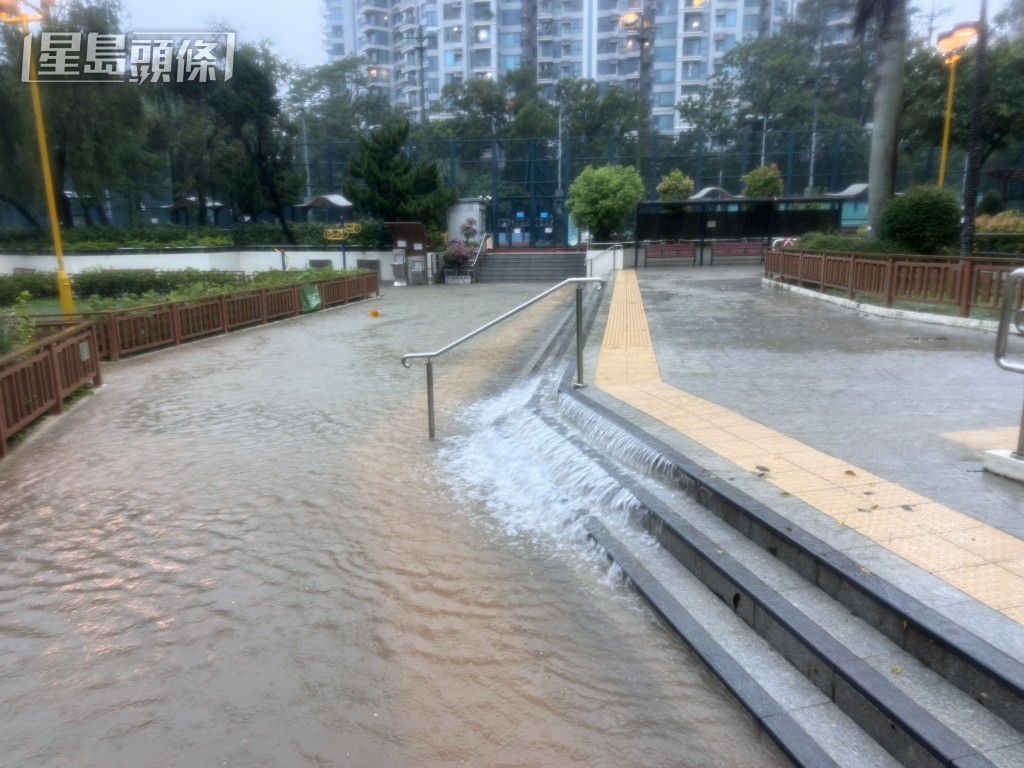 樓梯位置洪水滾滾而下，恍似「小瀑布」。