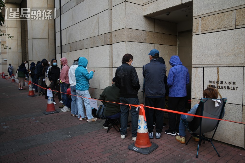 繼續有巿民排隊等候入庭旁聽。蘇正謙攝