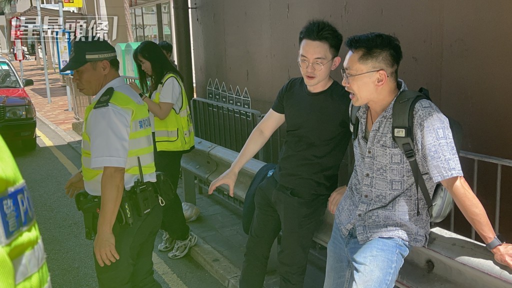 熱心途人協助抬車救人。楊偉亨攝 熱心途人協助抬車救人。楊偉亨攝