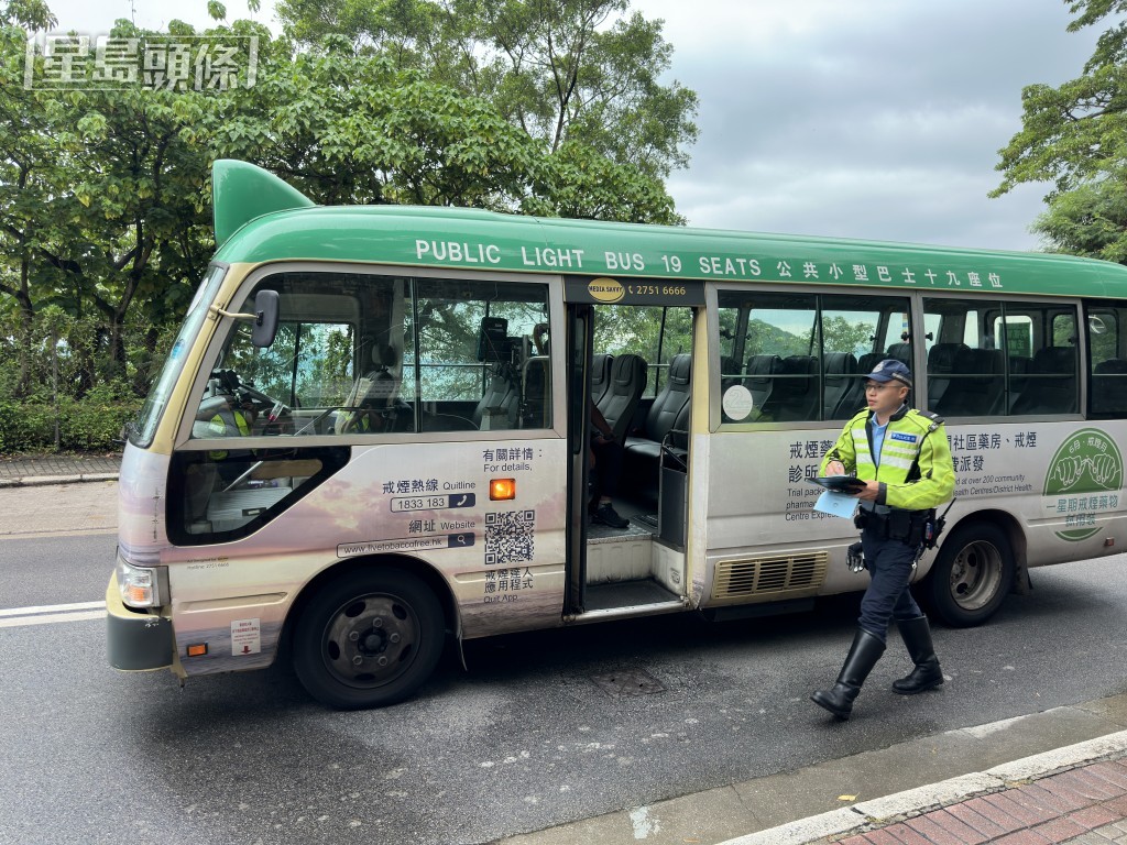 专线小巴撞倒过路老妇。梁国峰摄