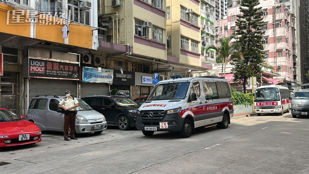 警方及交通督導員打擊違例泊車。 警方及交通督導員打擊違例泊車。