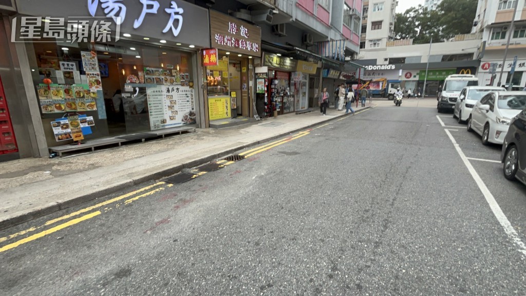 舖頭對開行人路及馬路多處遺下紅油,長約10多米。 舖頭對開行人路及馬路多處遺下紅油,長約10多米。