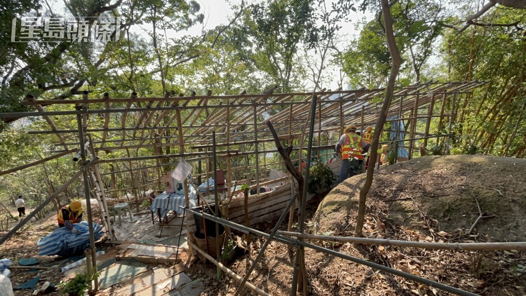 地政總署聯同食環署派員到場,圍封僭建物進行清拆。楊偉亨攝 地政總署聯同食環署派員到場,圍封僭建物進行清拆。楊偉亨攝