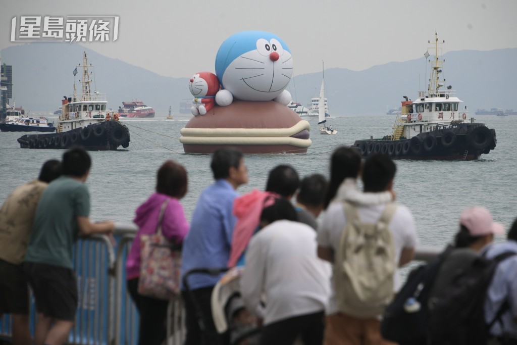 市民於尖沙咀觀賞巡遊。陳浩元攝 市民於尖沙咀觀賞巡遊。陳浩元攝