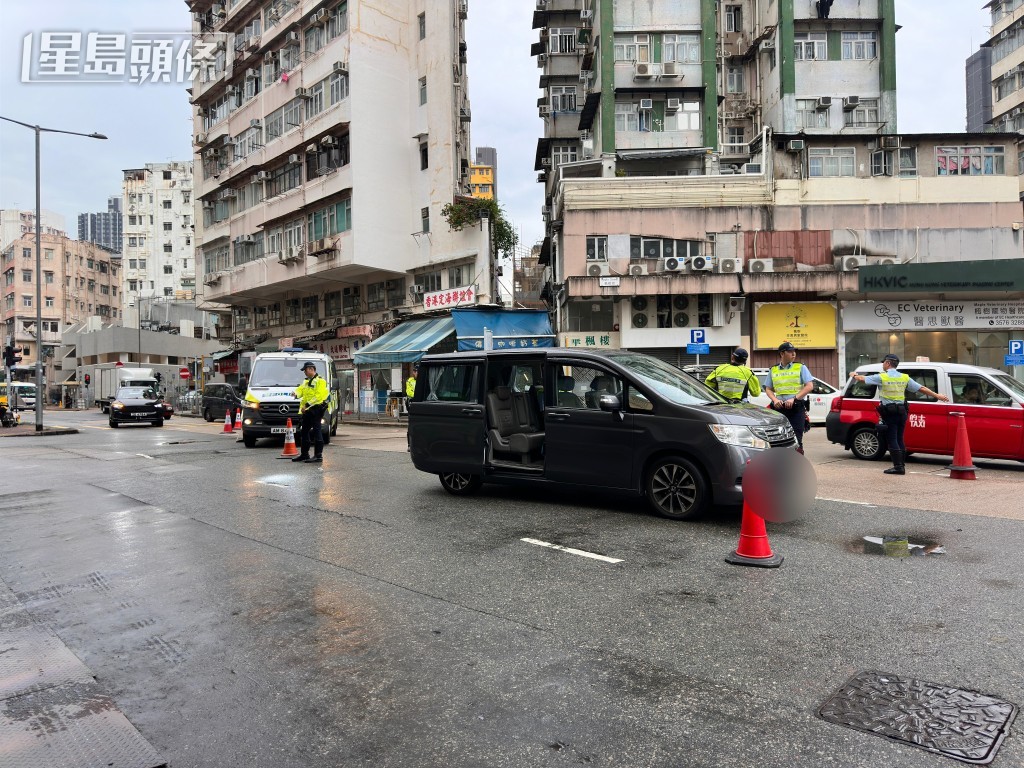 私家車撞倒女途人。梁國峰攝