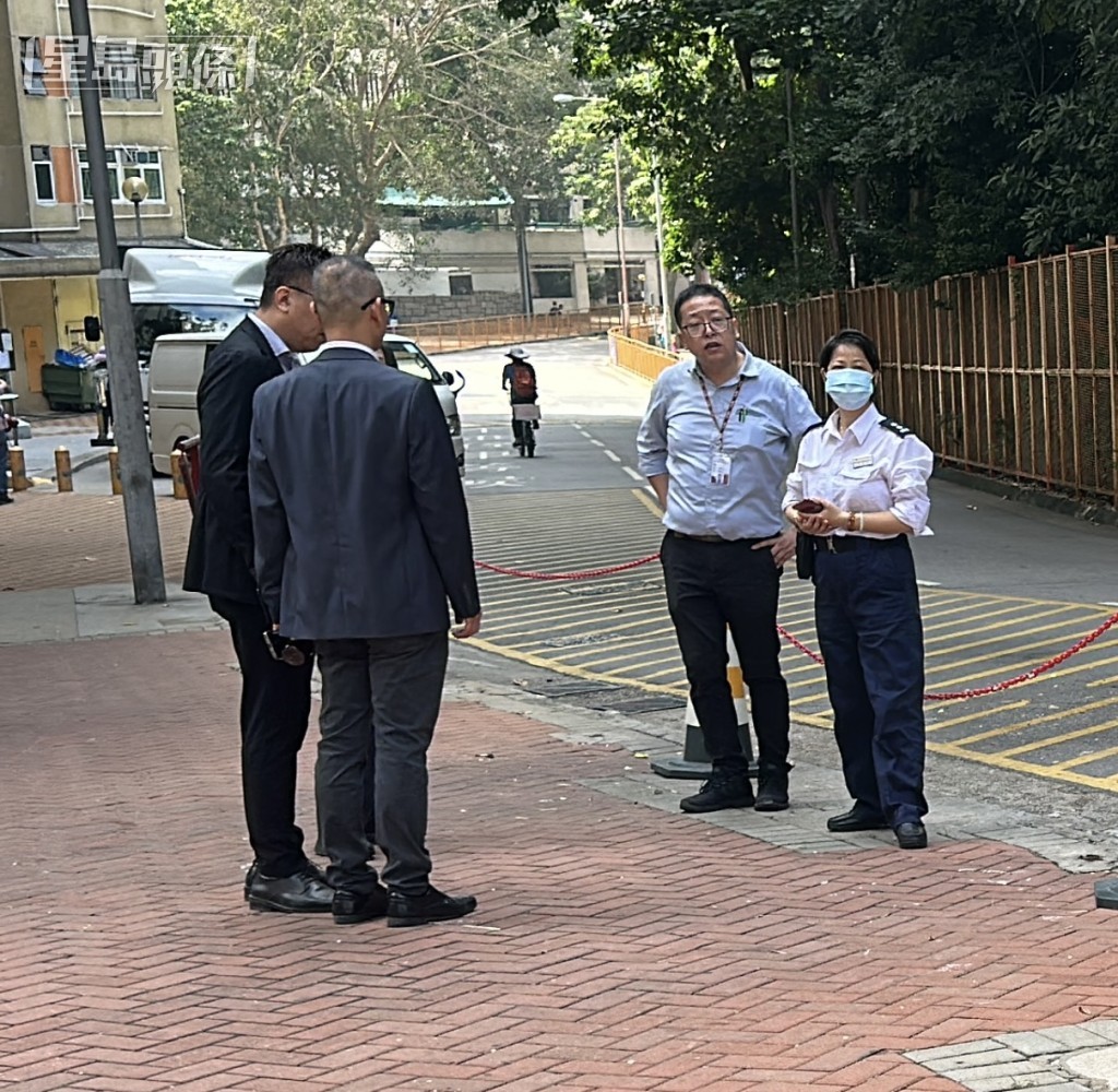 物業管理公司及保安在場了解事件。梁國峰攝