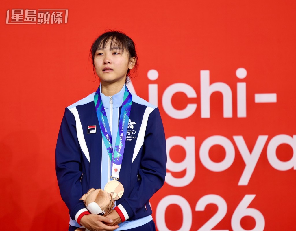 李思颖自责发挥未如理想，领取全能赛铜牌时强颜欢笑。徐嘉华摄