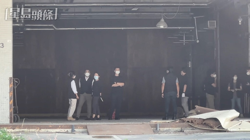 至下午約3時半，警方收隊離去。
