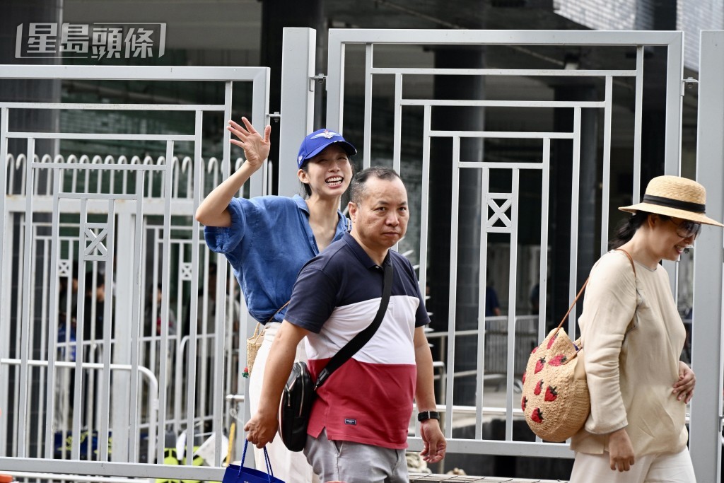江旻憓完成參觀後離場,向傳媒揮手。(蘇正謙攝) 江旻憓完成參觀後離場,向傳媒揮手。(蘇正謙攝)