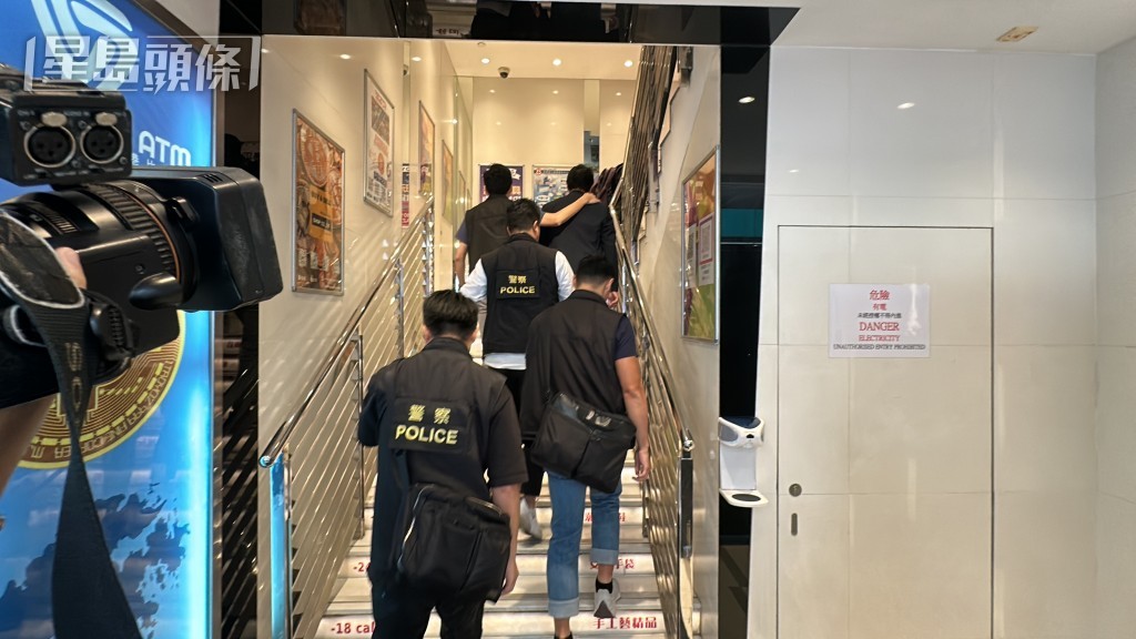 朱江瑋被帶到旺角W Plaza的一間店舖搜查。梁國峰攝 朱江瑋被帶到旺角W Plaza的一間店舖搜查。梁國峰攝